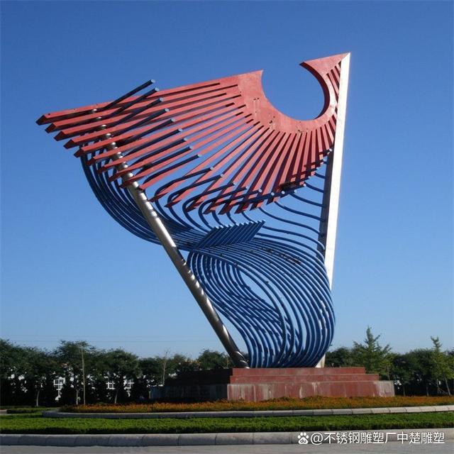 浴火重生 现代城市广场中的不锈钢凤凰雕塑